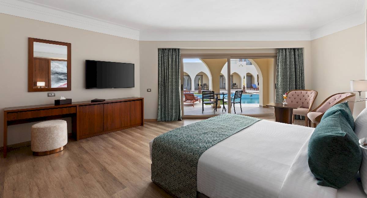 Innenansicht eines Hotelzimmers im Xanadu Makadi Bay, mit Blick auf den Pool.