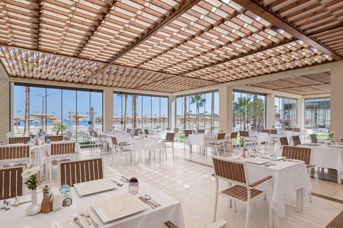 Innenbereich des Xanadu Makadi Bay Hotels mit geräumigem Restaurant und Blick auf das Meer.