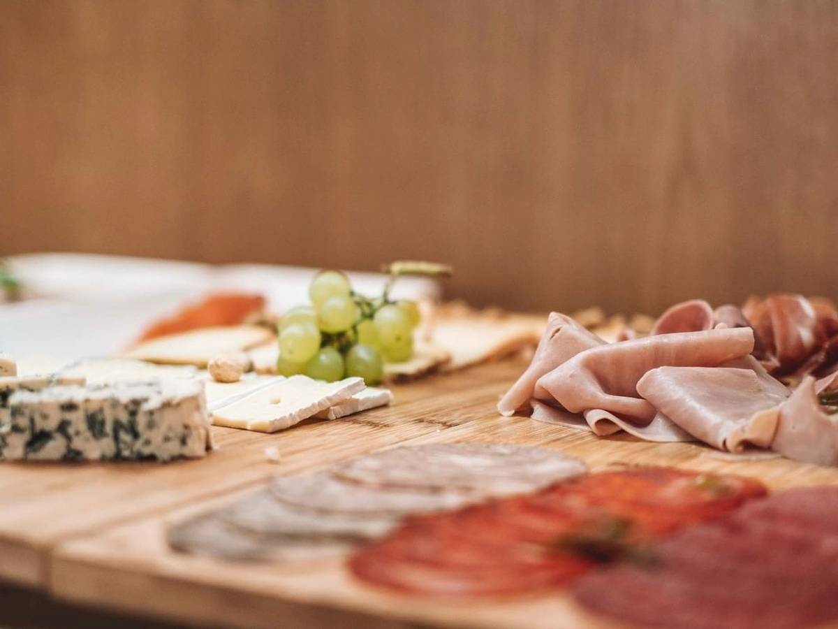 Speiseplatte mit Wurst, Käse und Obst im Aimia Hotel.