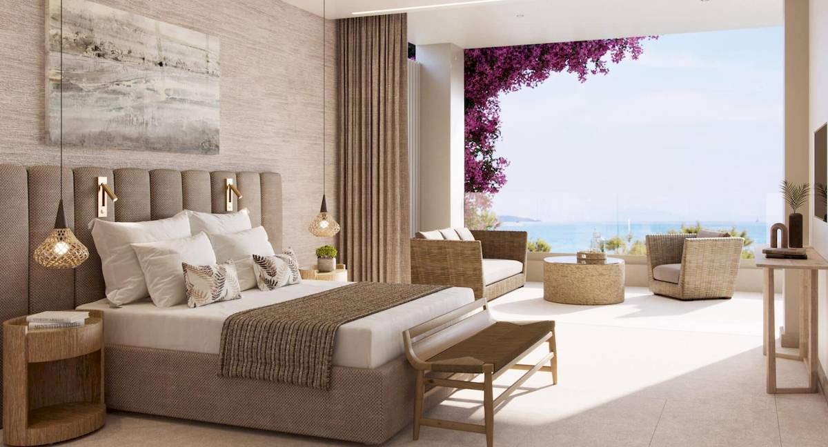 Ein modernes Hotelzimmer im Ikos Odisia mit Ausblick auf das Meer.