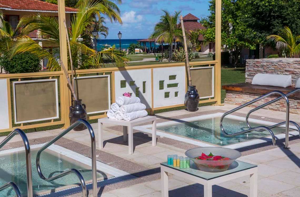 Außenpools des Memories Jibacoa Resorts mit Blick auf den Ozean.