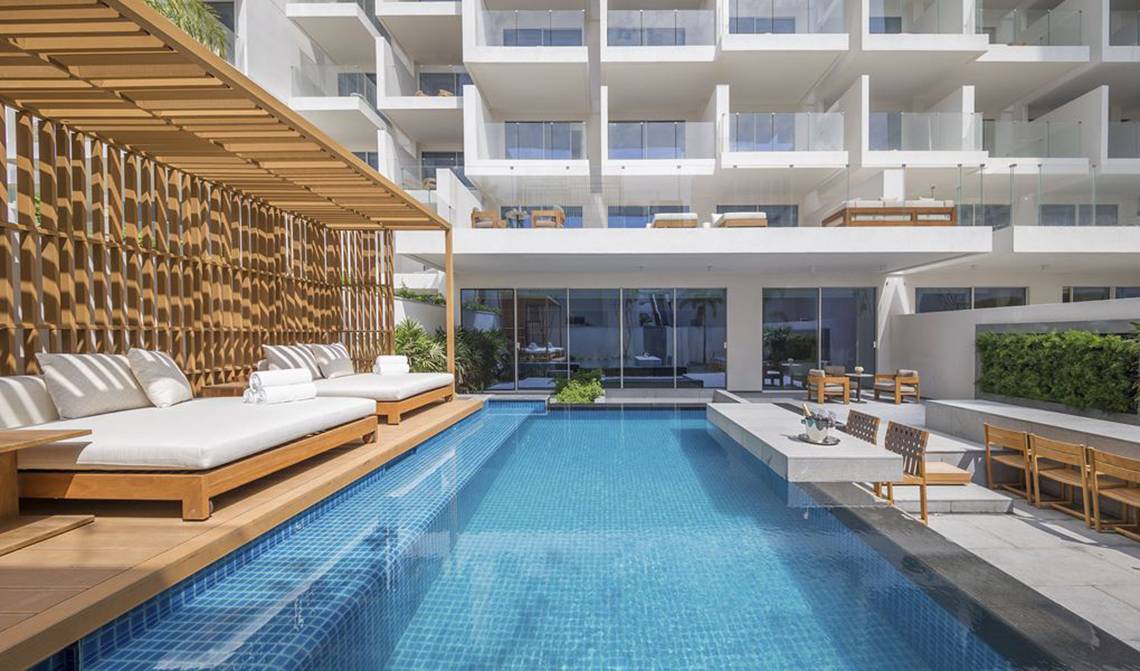 Pool-Loungebereich im FIVE Palm Jumeirah Hotel mit Liegen und modernem Design.