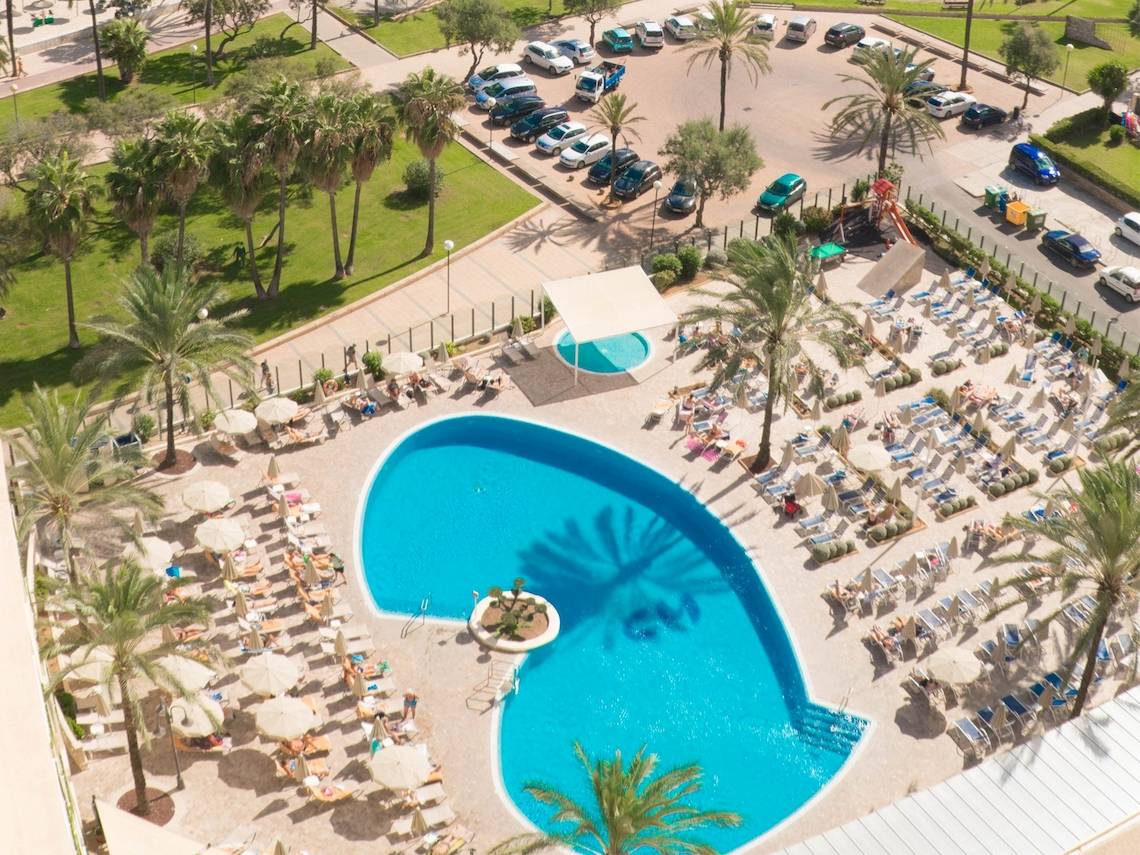 Luftaufnahme des CM Castell de Mar Hotels mit Swimmingpool, Sonnenliegen und Parkplätzen