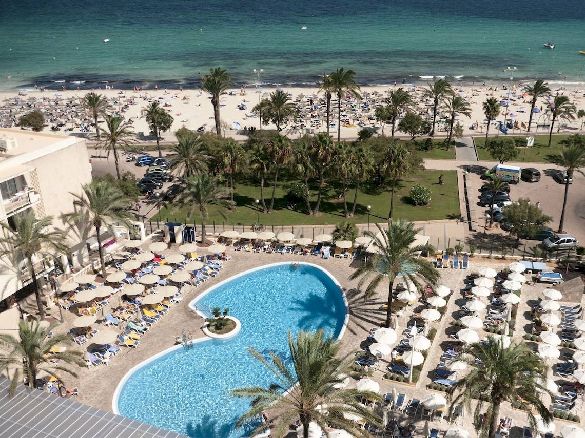 Luftaufnahme des CM Castell de Mar Hotels mit Swimmingpool, Sonnenliegen und Palmen
