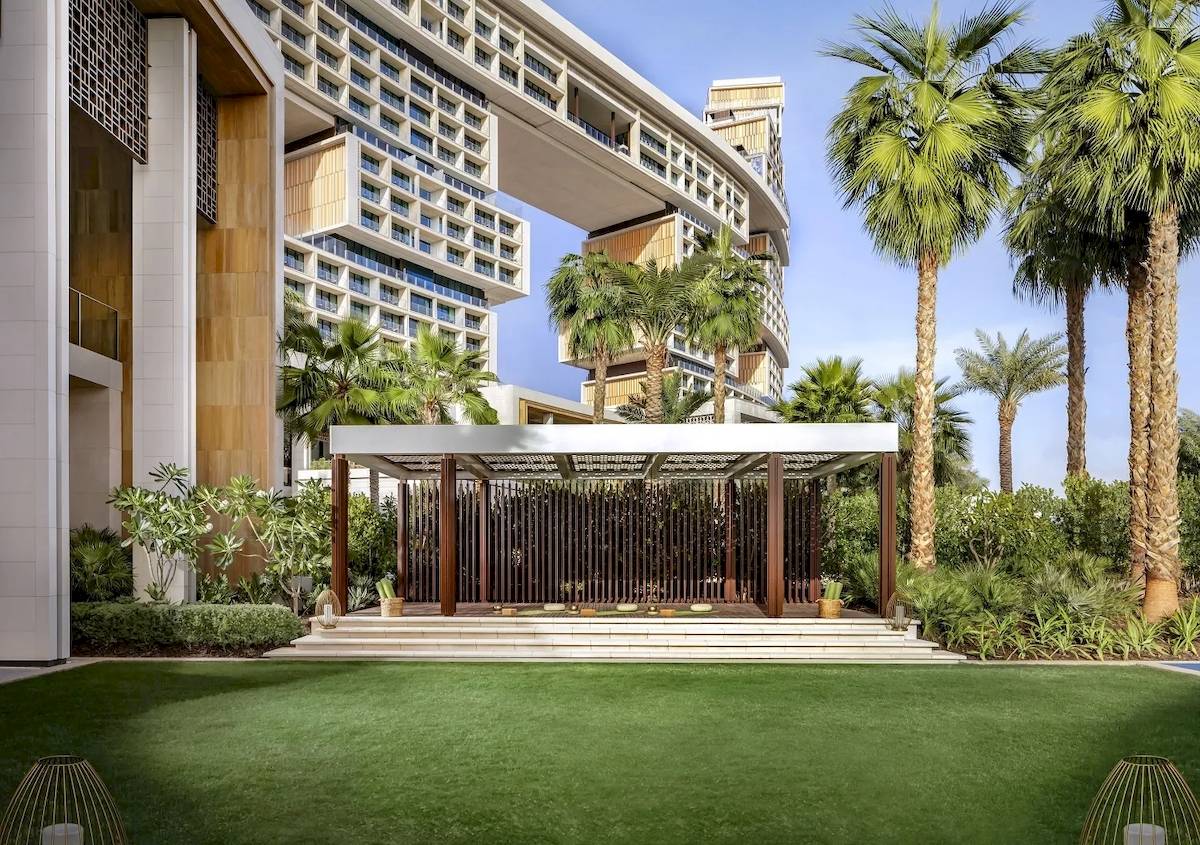 Außenansicht des Atlantis The Royal Hotels mit modernem Design und umliegenden Palmen