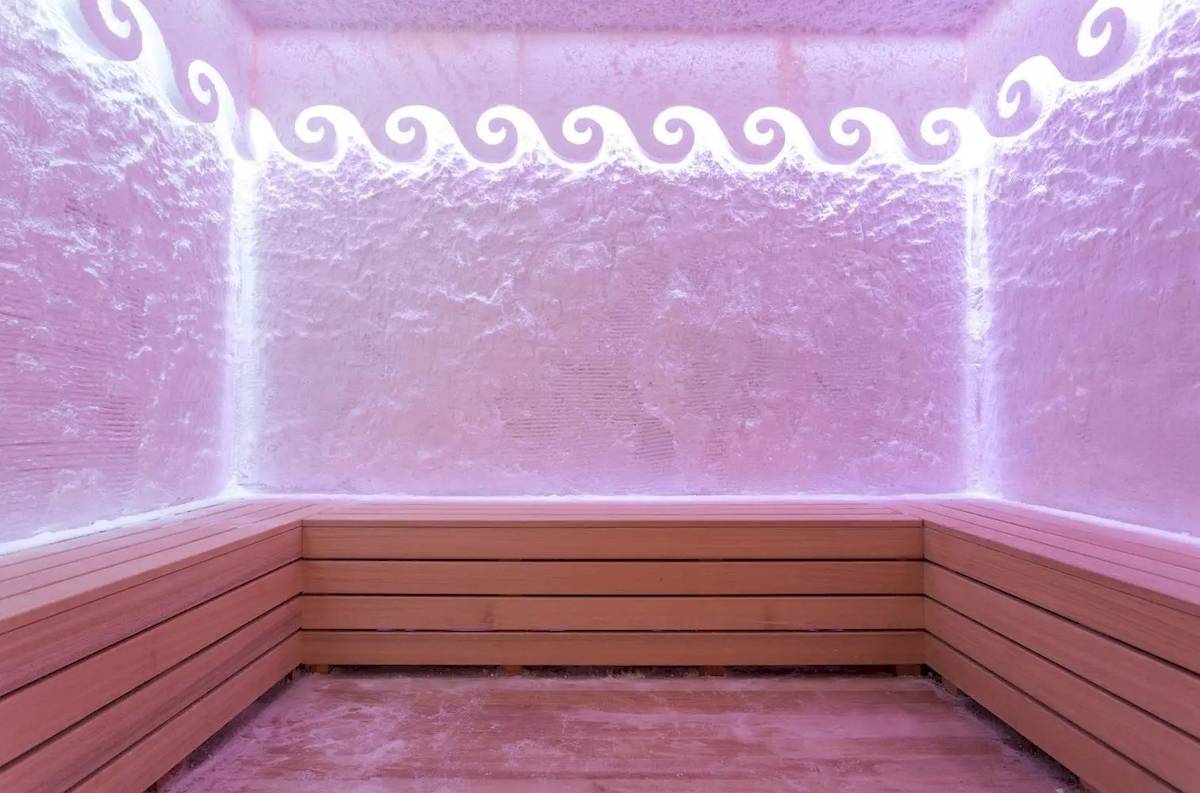 Rosa beleuchtete Sauna im Eftalia Ocean Hotel mit hölzernen Sitzbänken