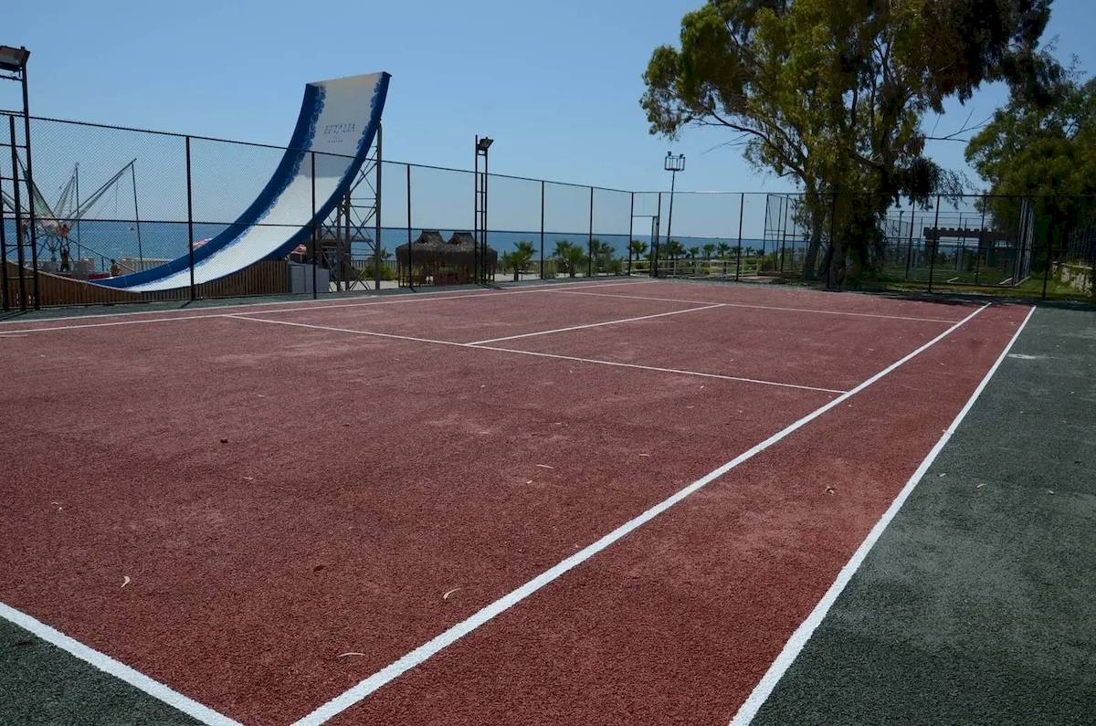 Tennisplatz im Eftalia Ocean Hotel mit Blick auf das Meer und eine Rutsche
