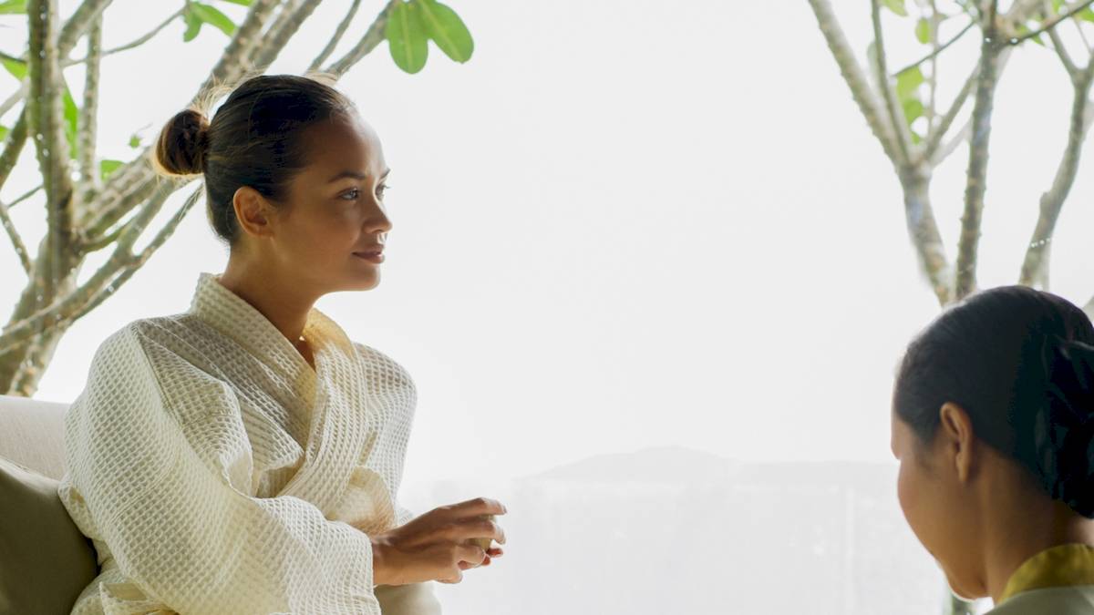 Zwei Frauen in Bademänteln, die sich im Spa-Bereich des Hilton Tulum Riviera Maya beraten.