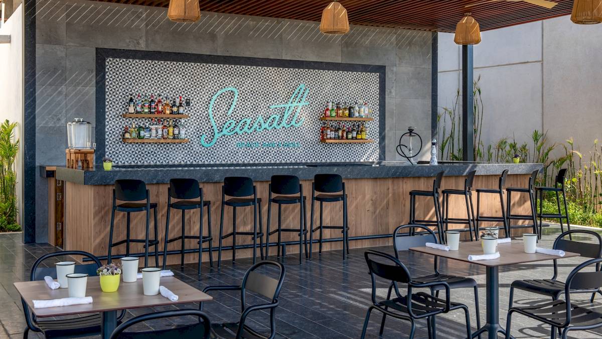 Lounge-Bereich der Seasalt Beach Bar & Grill im Hilton Tulum Riviera Maya All-Inclusive Resort.