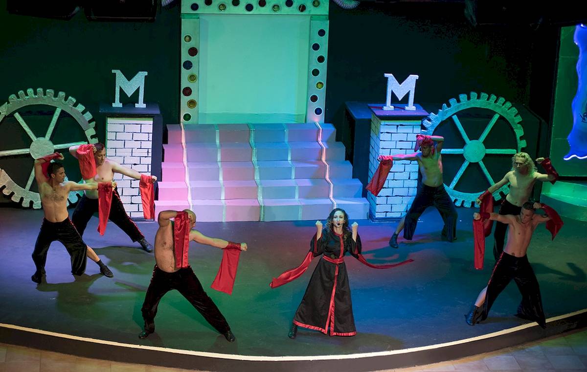 Theateraufführung im Novum Garden Side Hotel mit Schauspielern auf der Bühne.