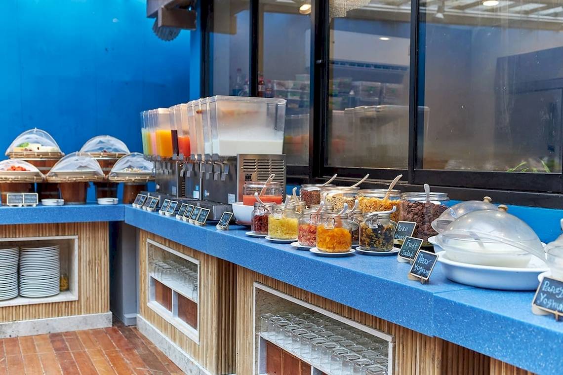 Frühstücksbuffet im Bandara Resort & Spa, Samui mit verschiedenen Gerichten und Getränken.