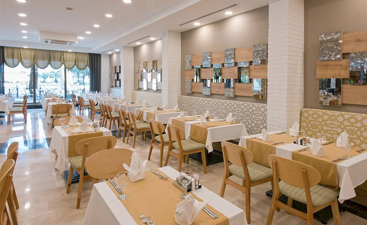 Restaurant des Novum Garden Side Hotels mit gedeckten Tischen und dekorativen Wänden.