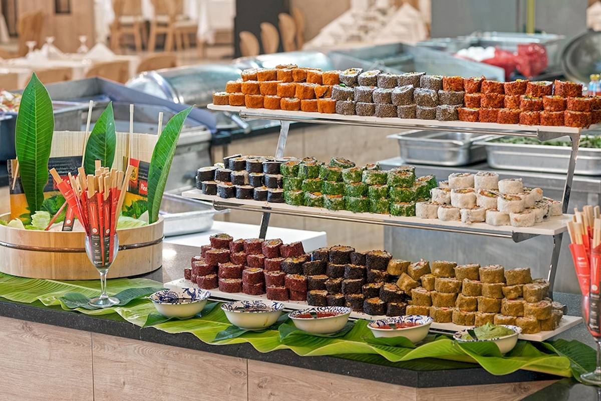 Sushi-Buffet im Novum Garden Side Hotel mit verschiedenen Farben und Geschmacksrichtungen.