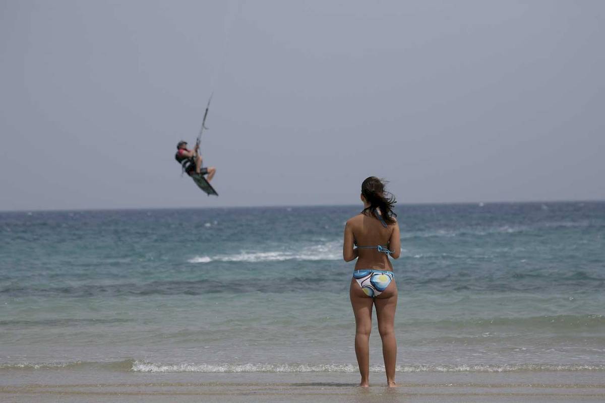 Kitesurfer am Strand vor dem Shams Safaga Resort