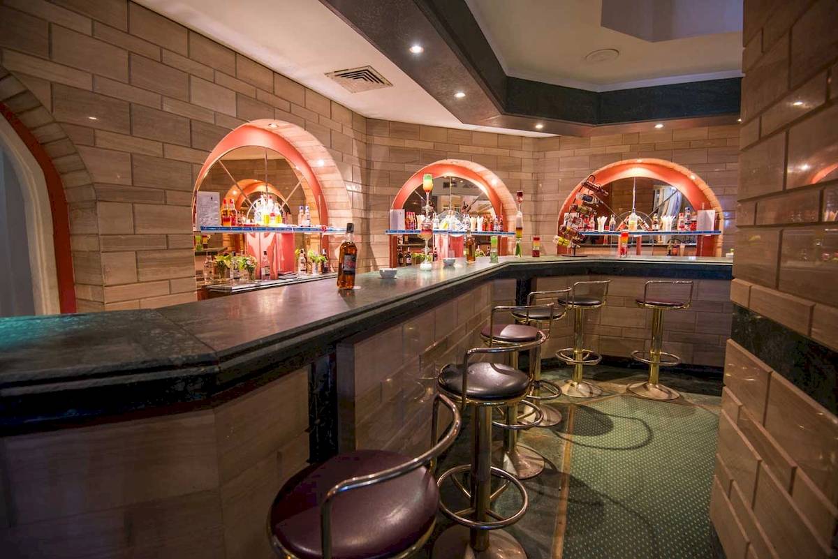 Innenansicht der Bar im Shams Safaga Resort mit Barhockern und einer Theke mit Getränken.