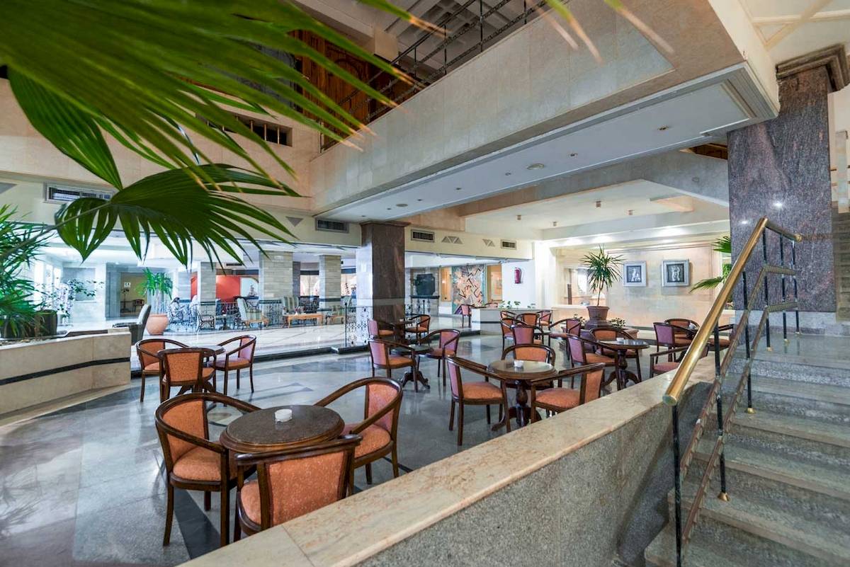 Innenbereich des Shams Safaga Resorts mit Loungebereich und Tischen
