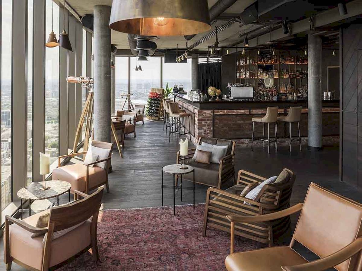 Loungebereich des Novotel London Canary Wharf Hotels mit Blick auf die Stadt.