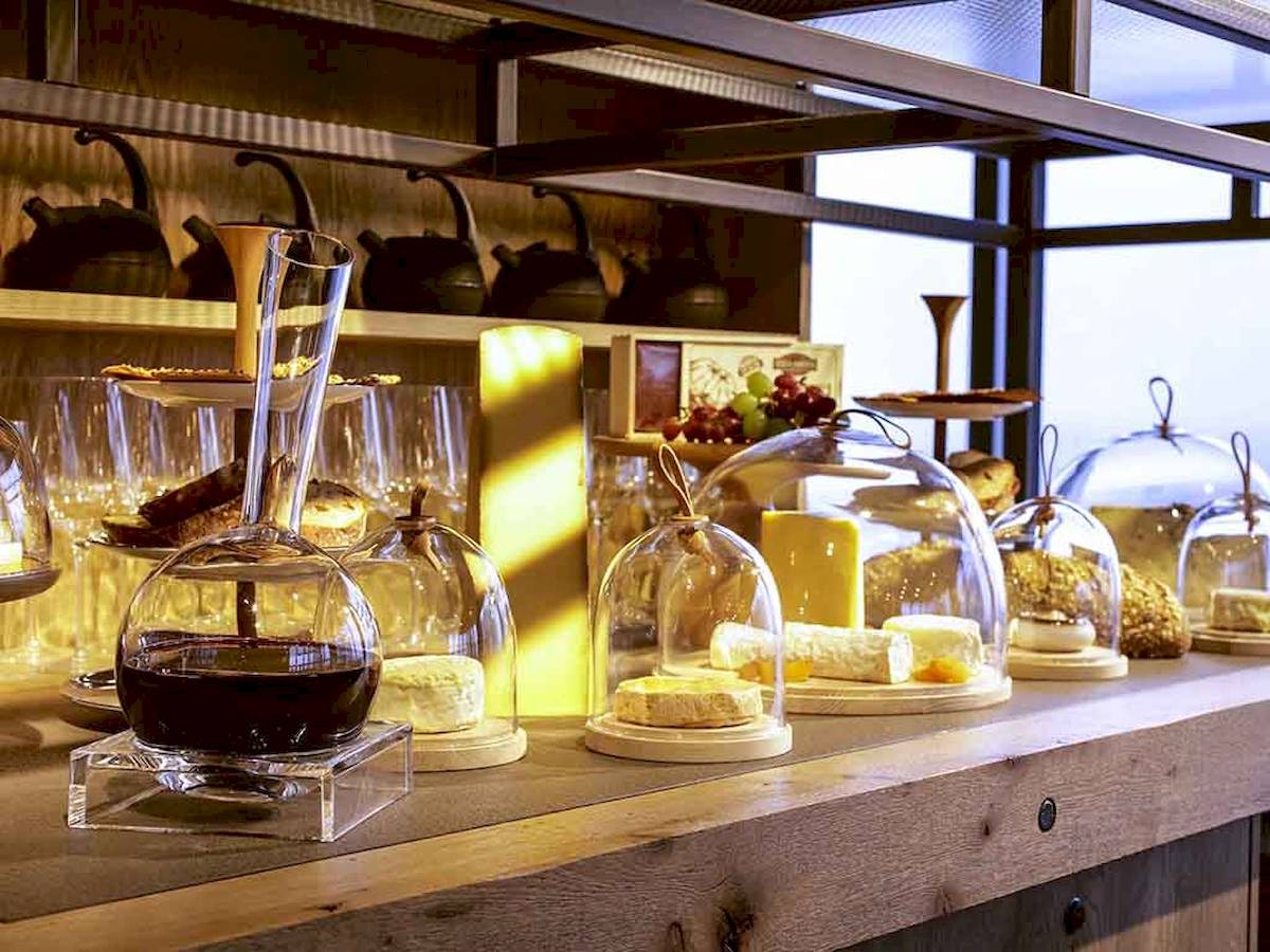 Buffet-Tisch im Novotel London Canary Wharf mit Käse und Weinkanne.