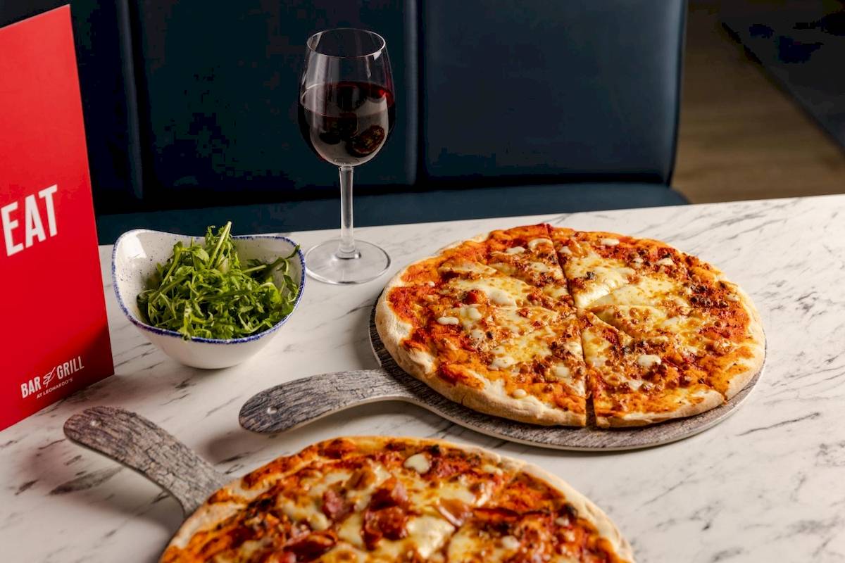 Leonardo Hotel London Croydon Bar & Grill mit Pizza und Getränken auf Marmortisch