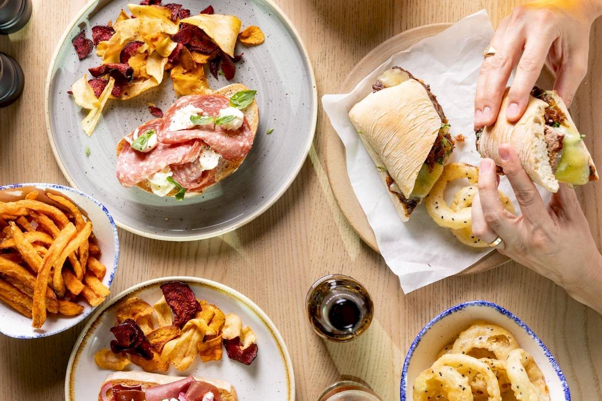 Leonardo Hotel London Croydon serviert verschiedene Speisen auf einem Tisch.