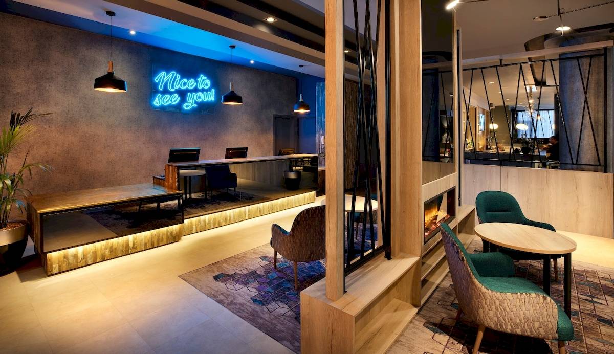 Rezeption des Leonardo Hotel London Croydon mit modernem Design und Beleuchtung.