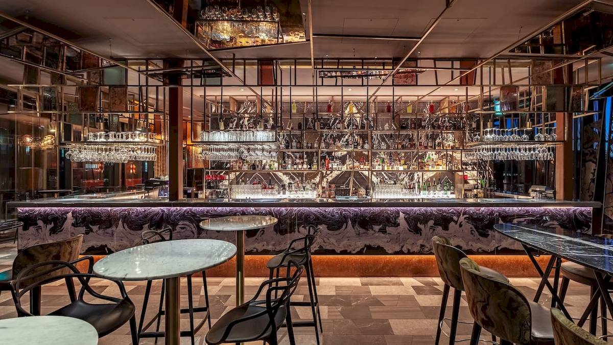 Bar im DoubleTree by Hilton Tower of London mit modernem Design und vollbestückten Regalen.