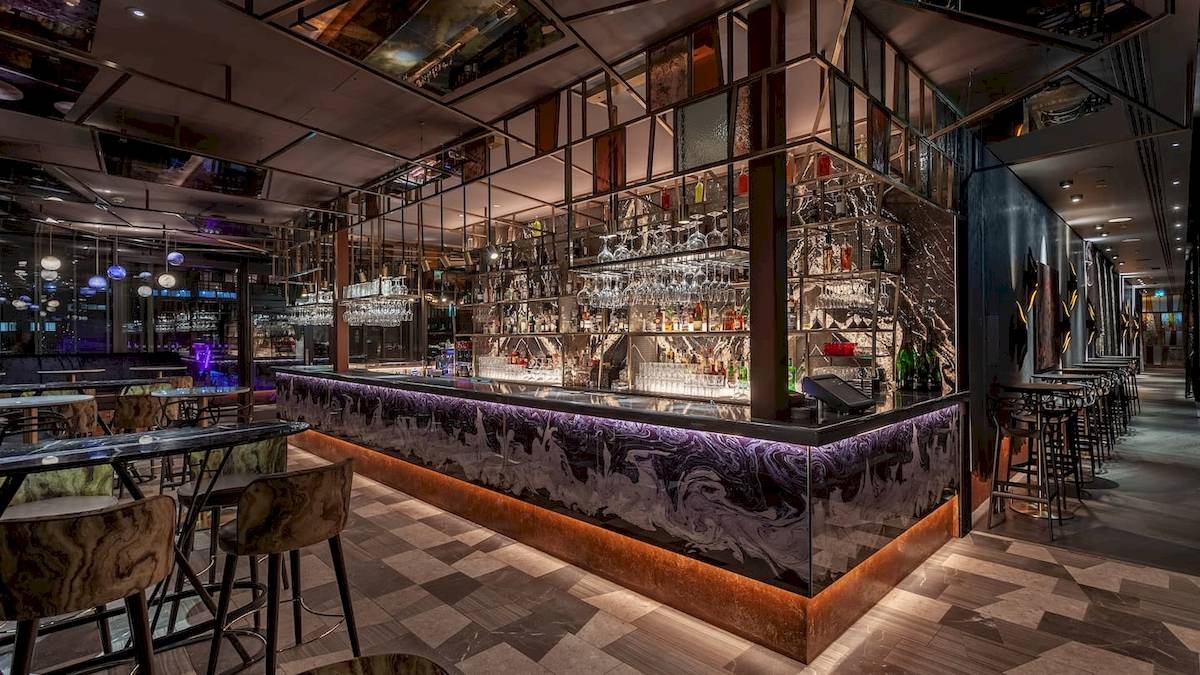 Cocktailbar im DoubleTree by Hilton Tower of London mit Marmorwand und hängenden Flaschen