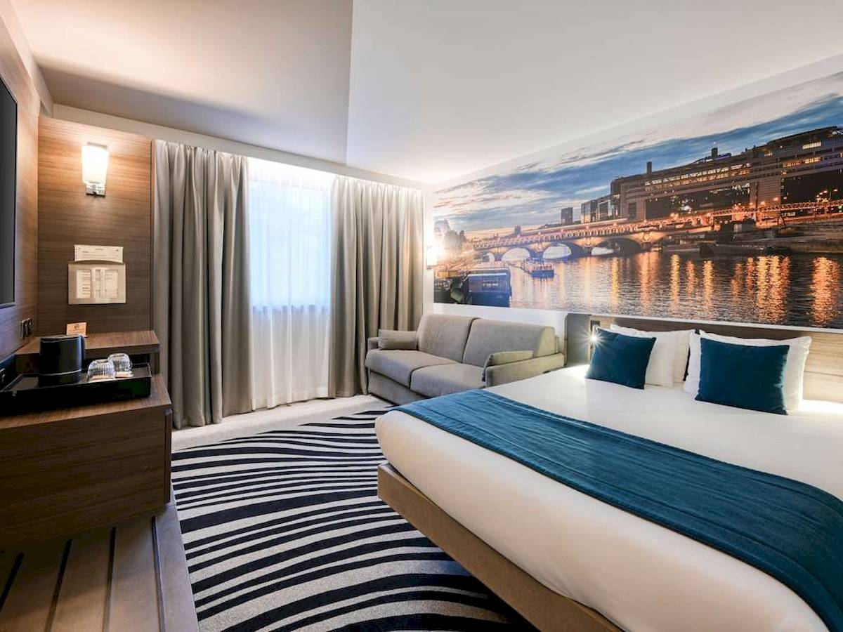 Hotelzimmer im Novotel Paris Centre Bercy mit einem großen Wandbild von Paris.