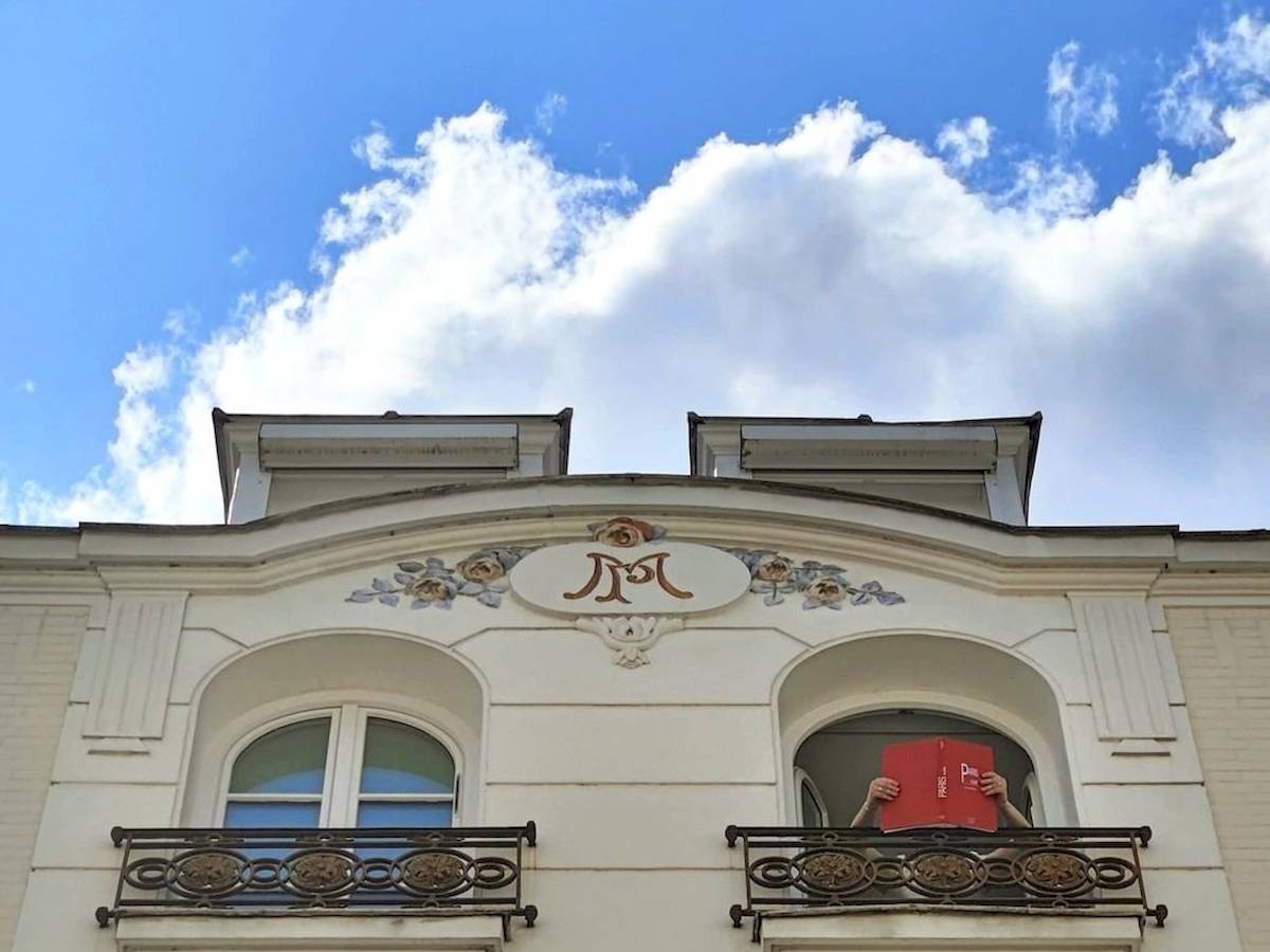 Außenansicht des Les Jardins d'Eiffel Hotels mit Fenstern und Balkonen