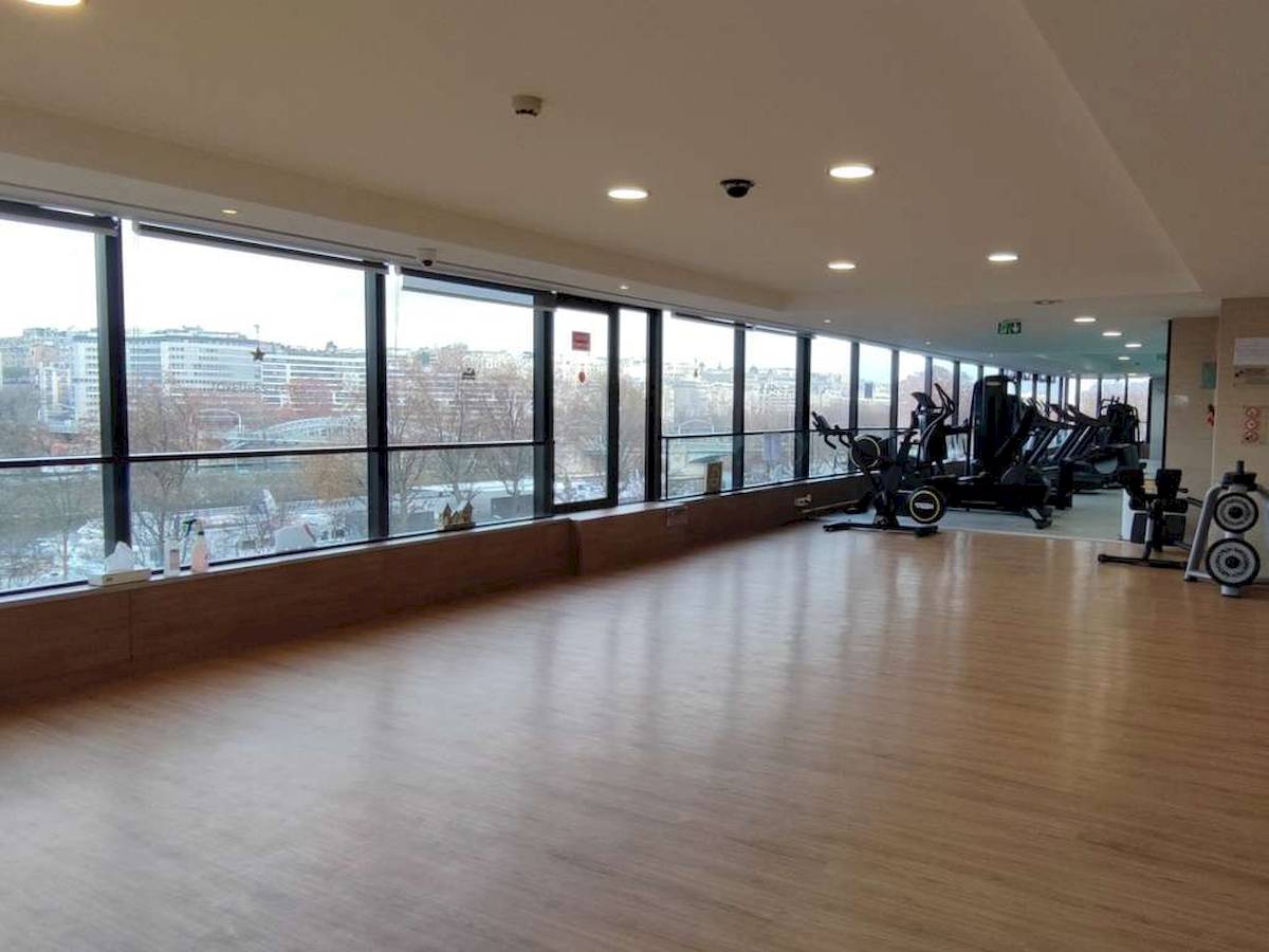 Fitnessraum im Novotel Paris Tour Eiffel mit Blick auf die Stadt.