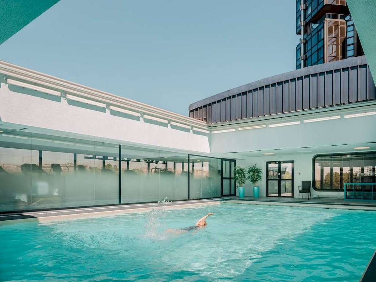 Schwimmbad im Novotel Paris Tour Eiffel mit einer Person, die schwimmt