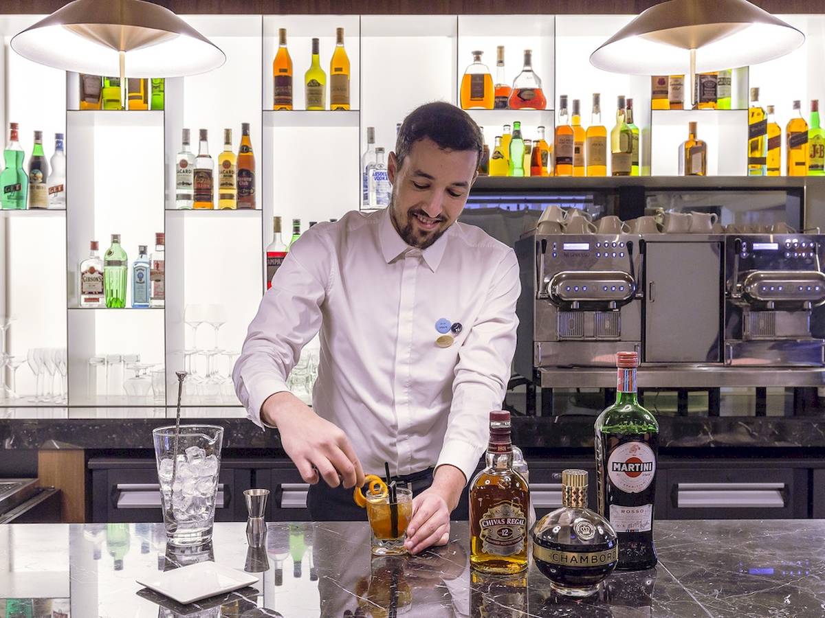 Ein Barkeeper bereitet einen Cocktail in der Hotelbar des Novotel Paris Tour Eiffel zu.