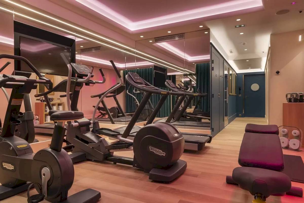 Fitness-Center im Hotel Victor Hugo Paris Kléber mit Technogym-Geräten und spiegeln Wänden