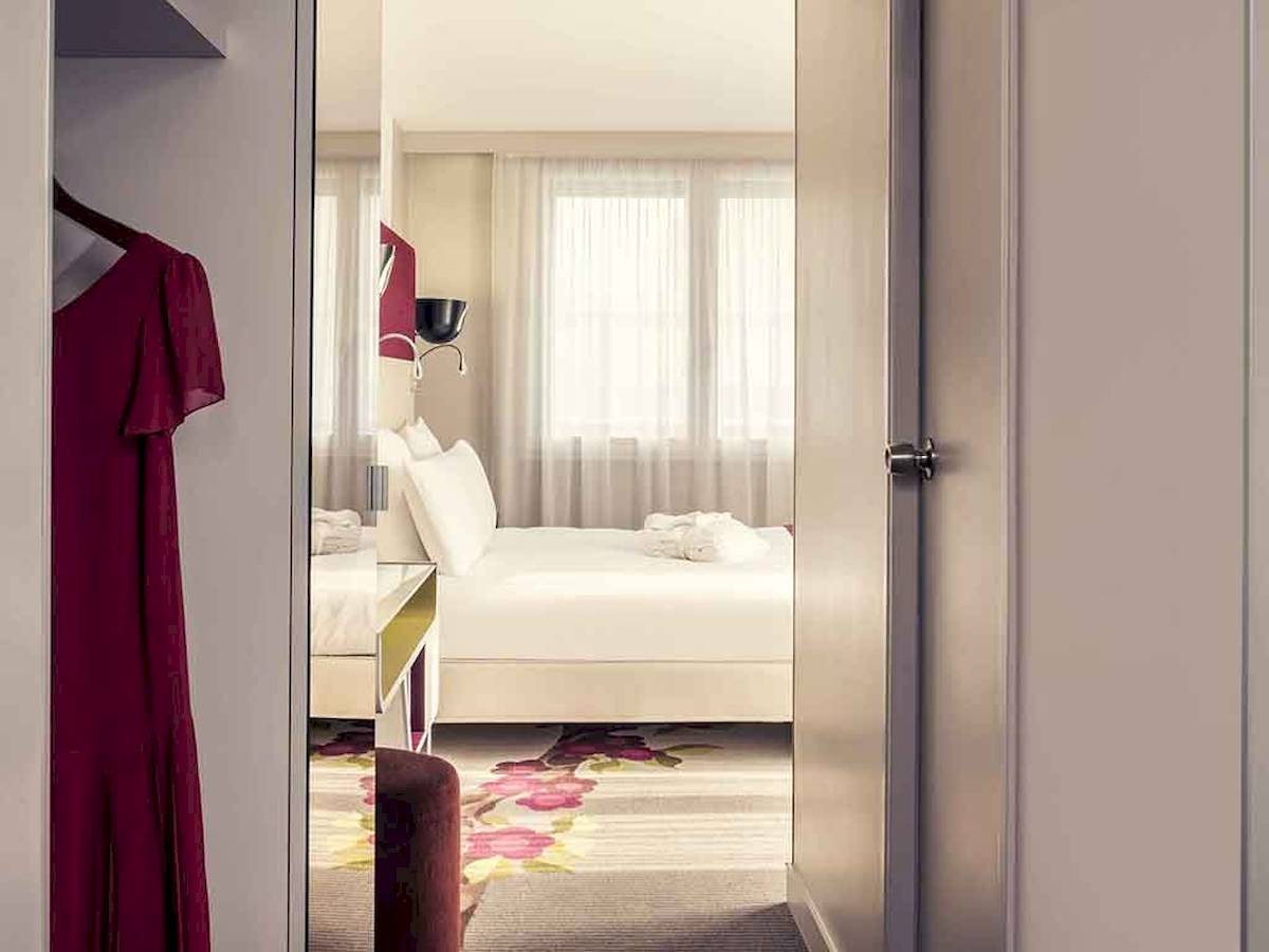 Schlafzimmer im Mercure Paris Bercy Bibliothèque Hotel mit Bett, Fenstern und Dekor