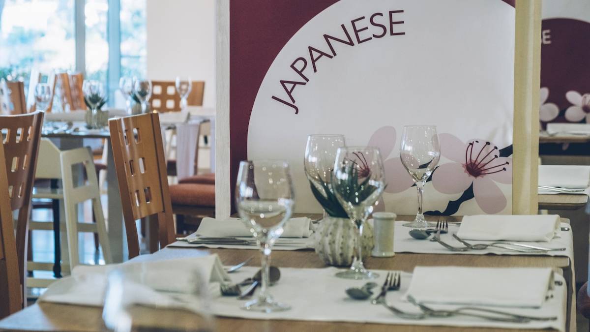 Ein Tisch in einem japanischen Restaurant, gedeckt mit Gläsern und Besteck.