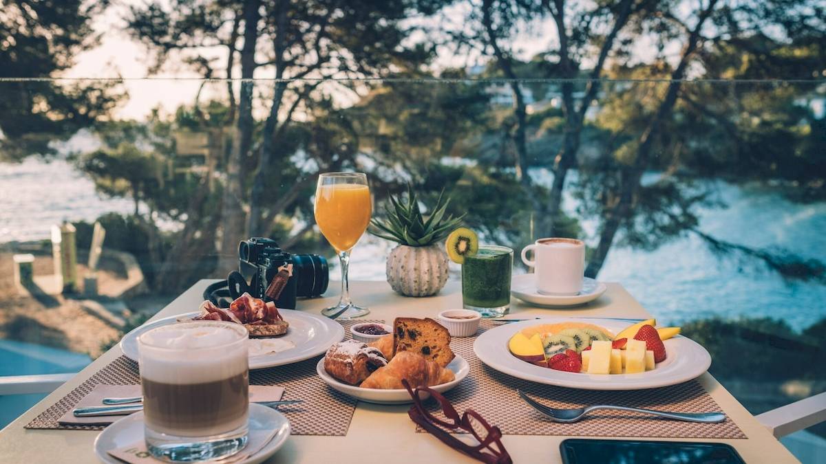 Frühstück auf der Terrasse im Iberostar Waves Pinos Park mit Meeresblick.