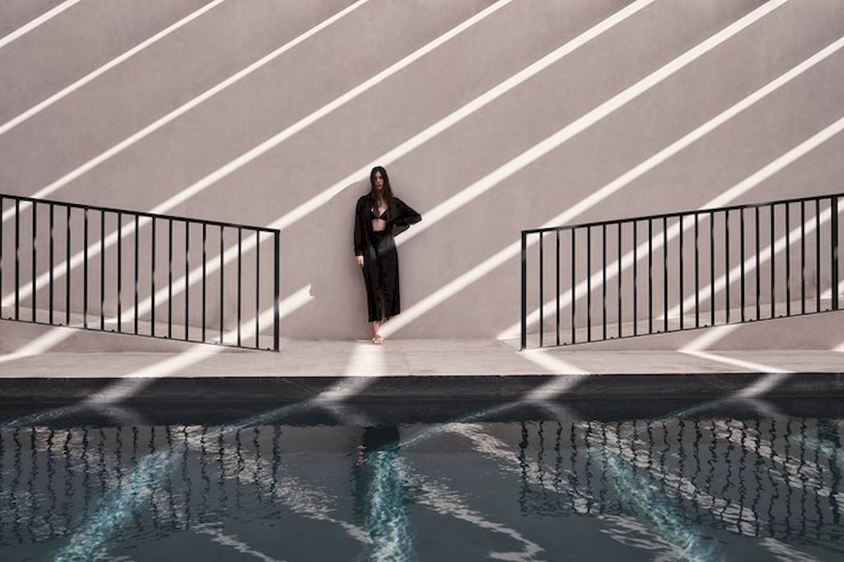 Frau in Schwarz vor einem Pool im Hotel Casa Cook El Gouna