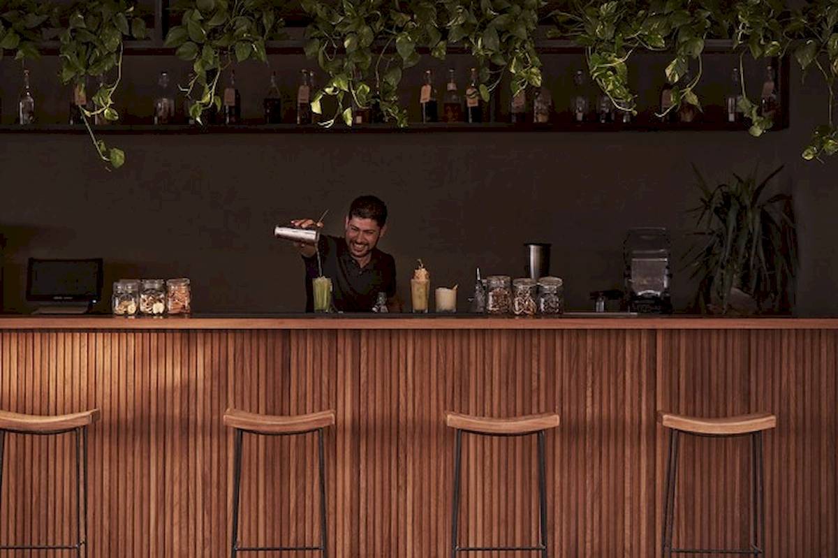 Ein Barkeeper im Casa Cook El Gouna serviert einen Cocktail.
