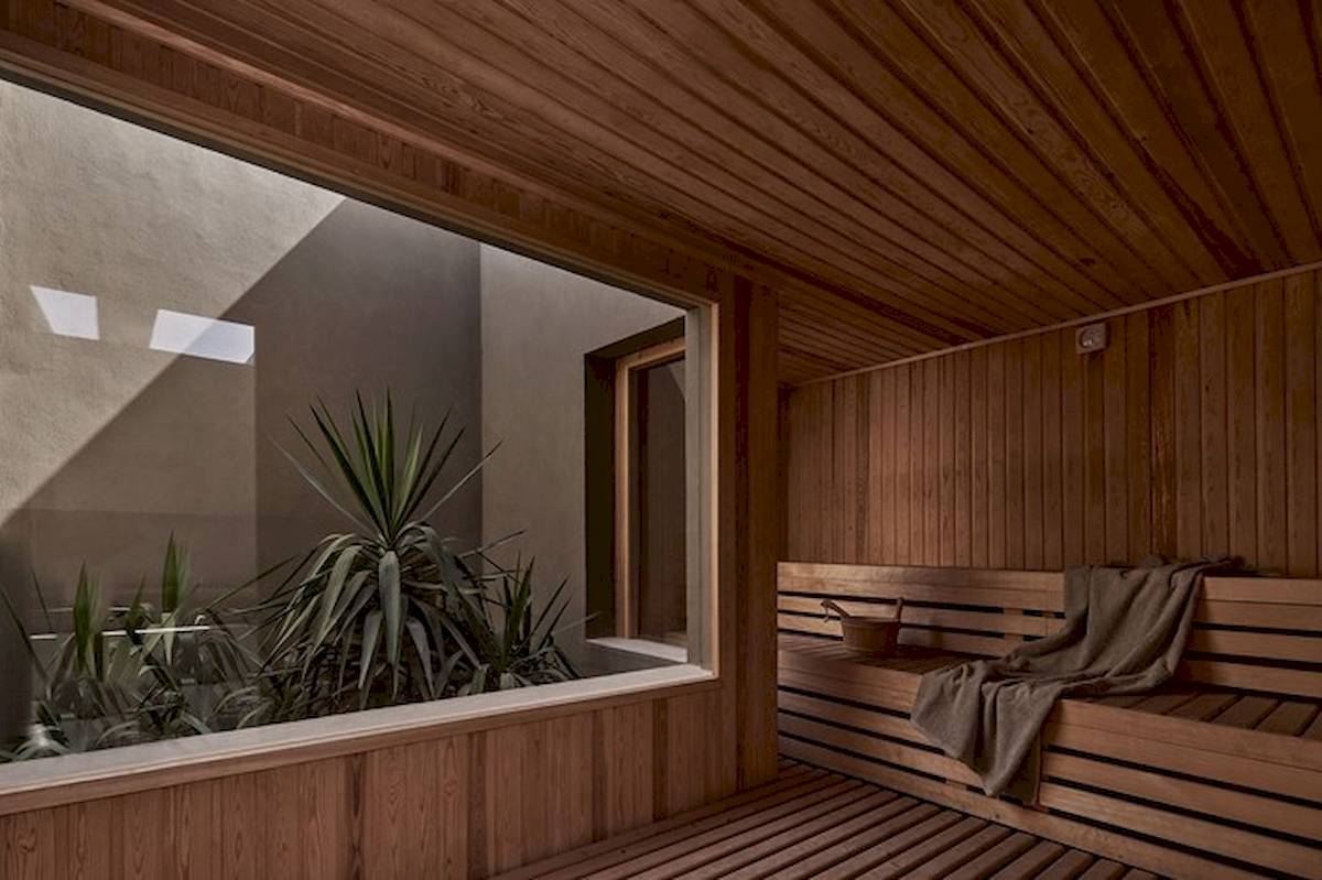 Innenansicht der Sauna im Casa Cook El Gouna mit Holzwänden, einer Fensterbank und Pflanzen.