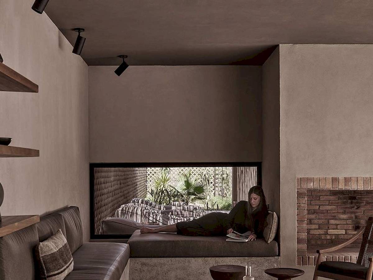 Innenraum-Lounge-Bereich im Casa Cook El Gouna Hotel mit Frau, die ein Buch liest.