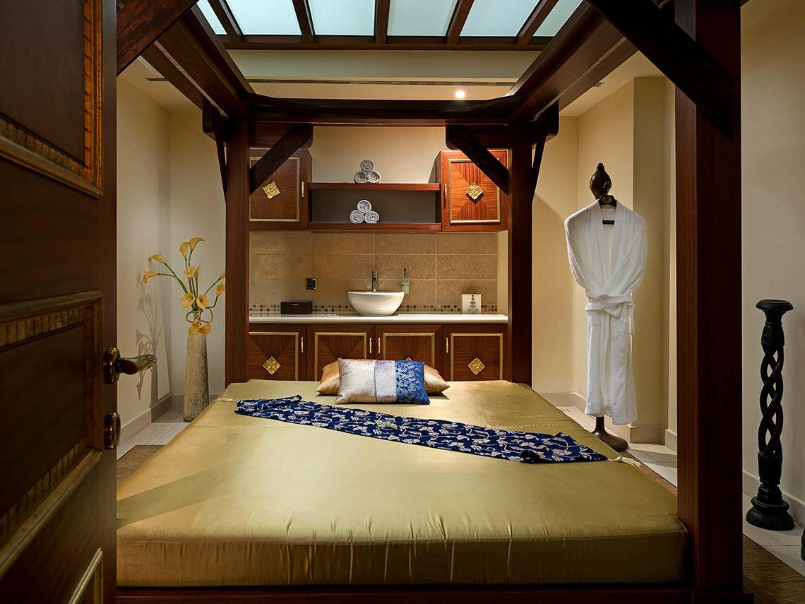 Hotelzimmer mit Bett und Bad im Titanic Mardan Palace.