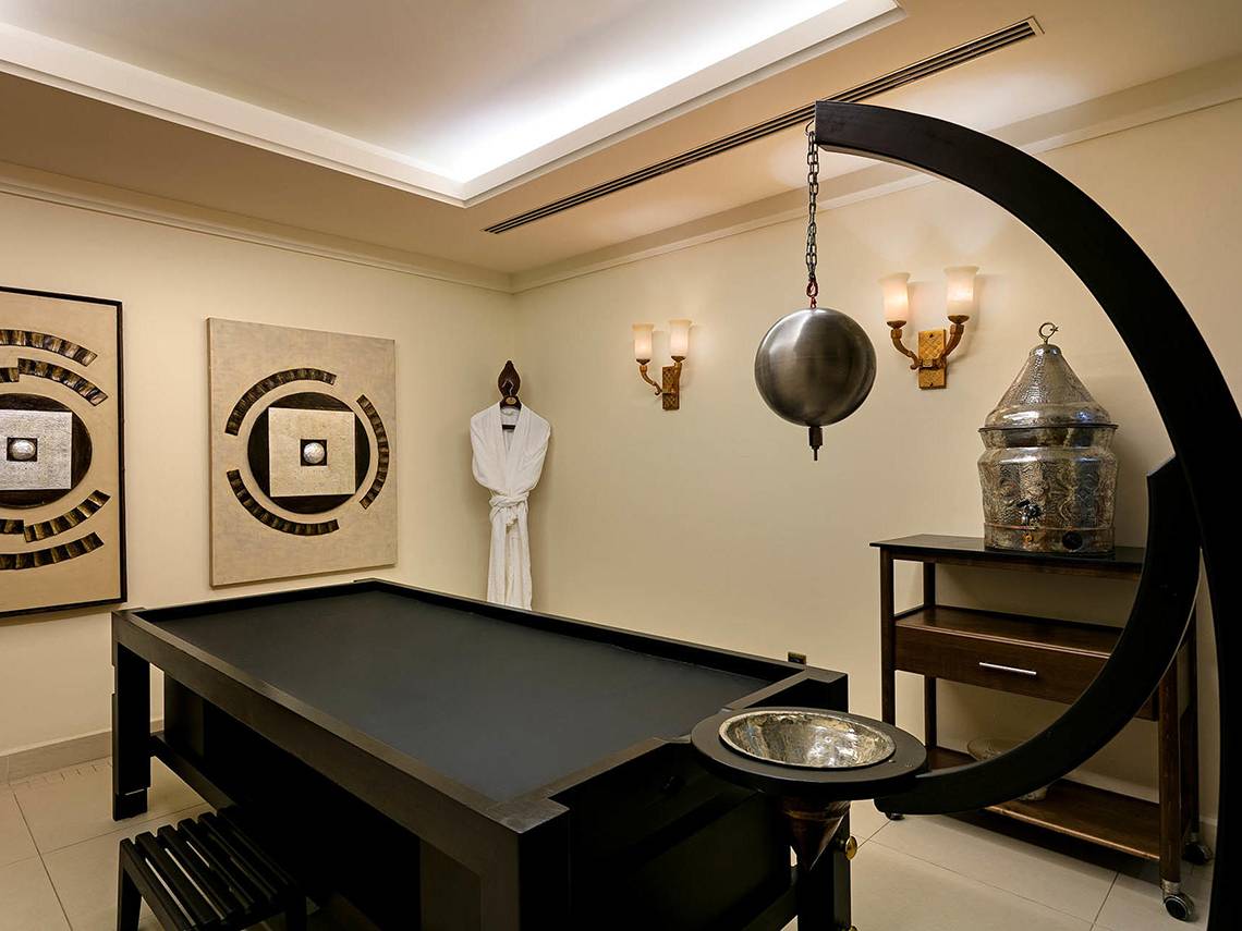 Ein Pooltisch in der Sauna des Titanic Mardan Palace Hotels, umgeben von modernen Kunstwerken und luxuriösen Accessoires.