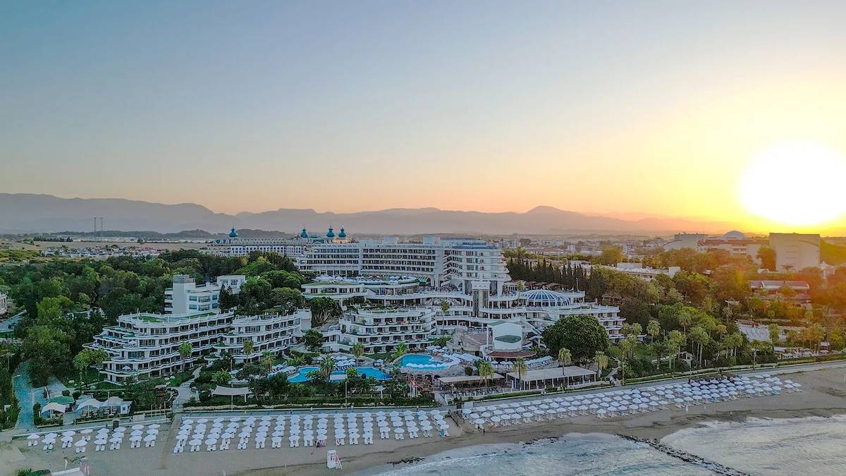 Luftaufnahme des Sunrise Queen Luxury Hotels am Strand bei Sonnenuntergang