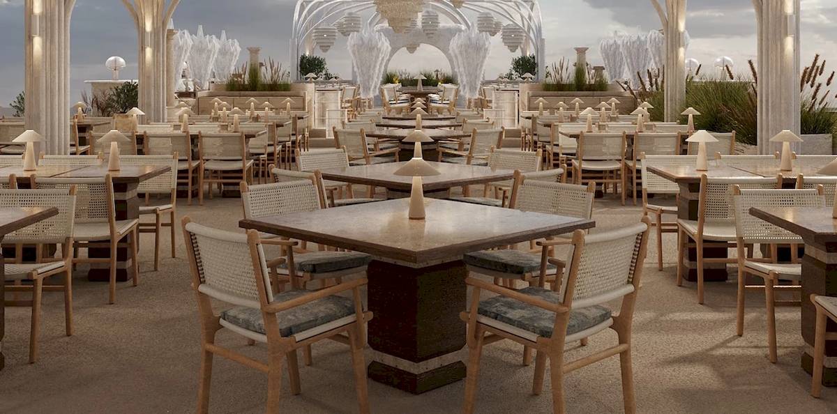 Außenbereich des Sunrise Queen Luxury Hotel mit vielen Tischen und Stühlen, umgeben von weißen Säulen und Brunnen.