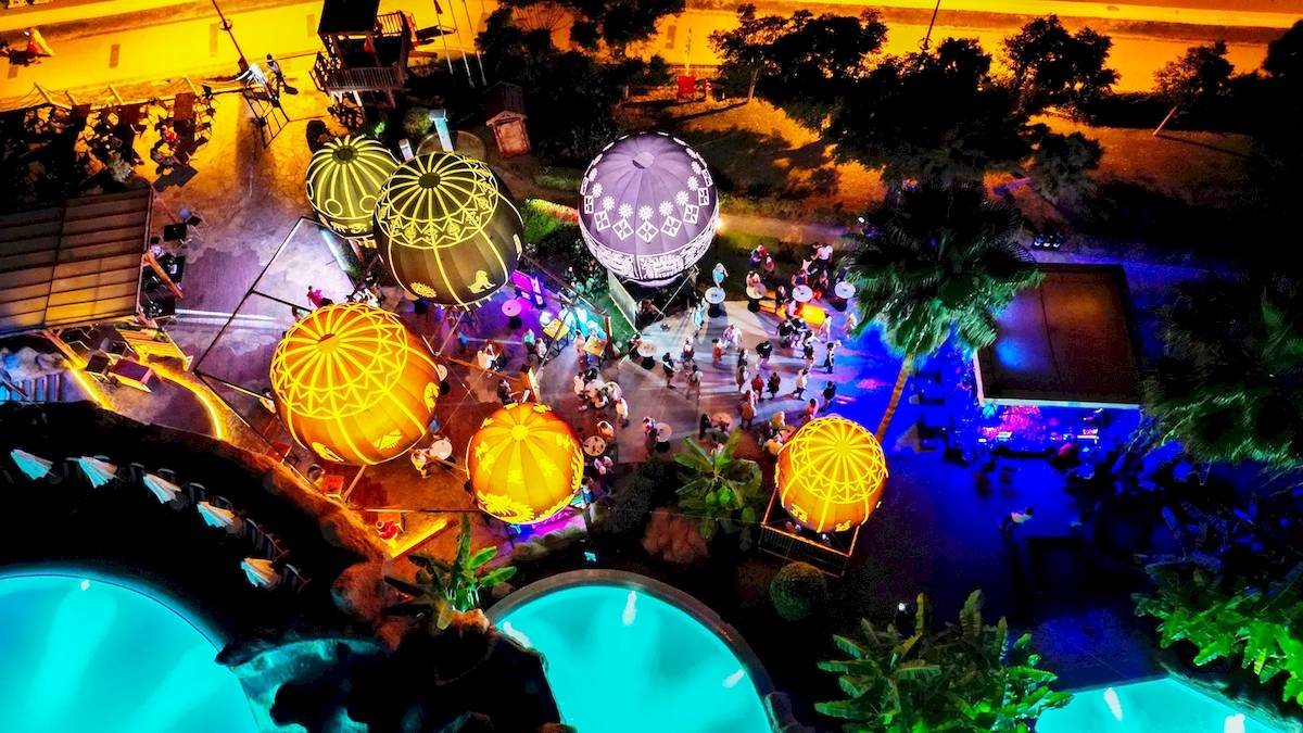 Luftballon-Party im Freien am Abend beim Sunrise Queen Luxury Hotel.