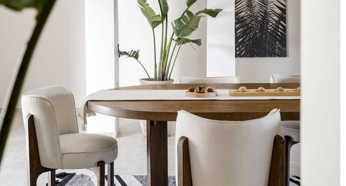 Esstisch im Esszimmer des Serry Beach Resort mit weißen Stühlen und einem großen Topf