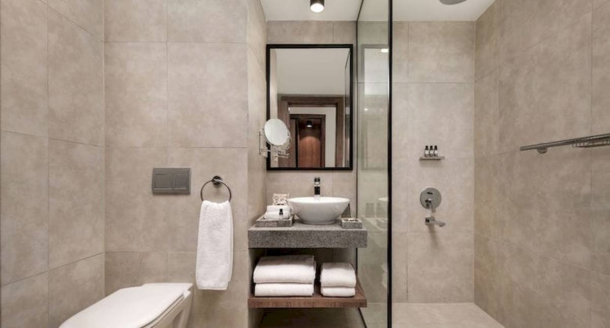 Badezimmer im Serry Beach Resort mit Toilette, Waschbecken und Dusche.