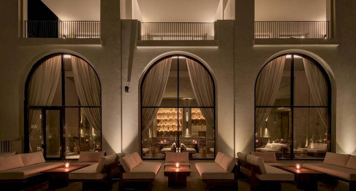 Loungebereich des Serry Beach Resorts mit großen Fenstern und gemütlichen Sofas