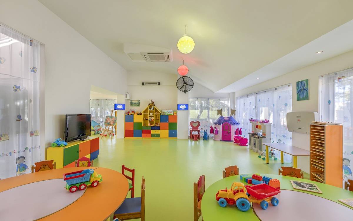 Kinderspielzimmer im Dobedan Exclusive Hotel & Spa Belek mit bunten Spielzeugen und Möbeln.