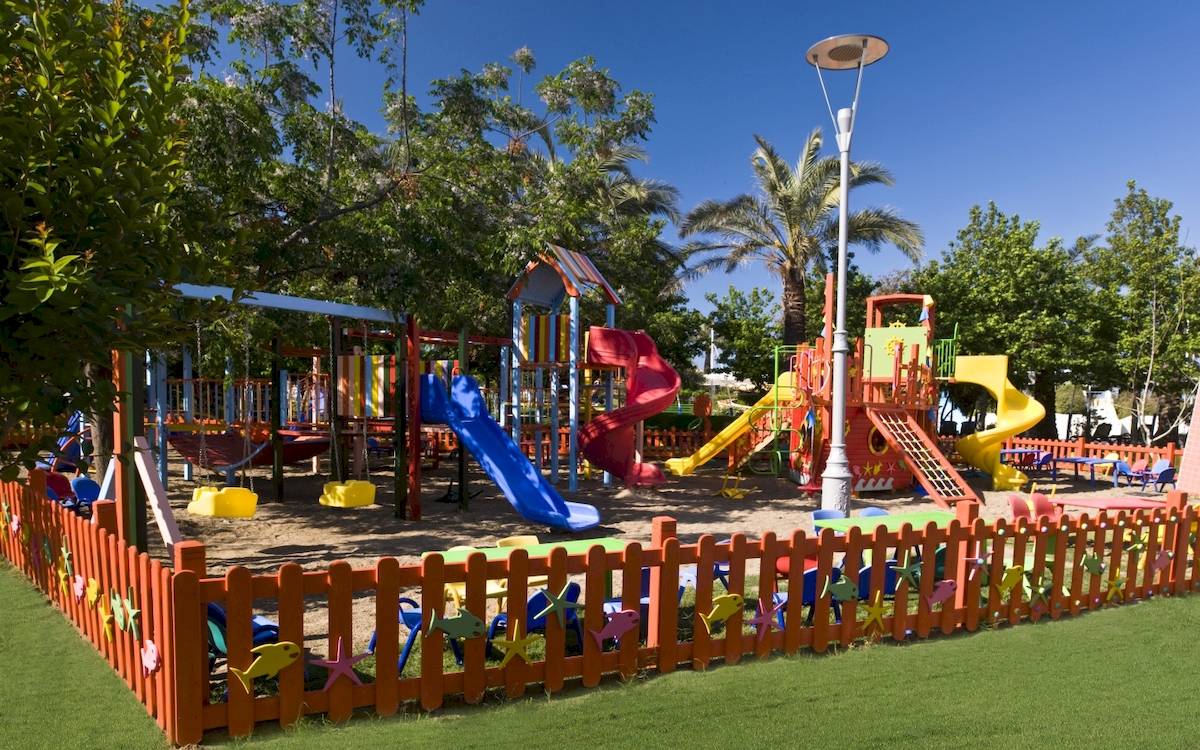 Kinderspielplatz im Freien mit Rutschen und Schaukeln im Dobedan Exclusive Hotel & Spa Belek
